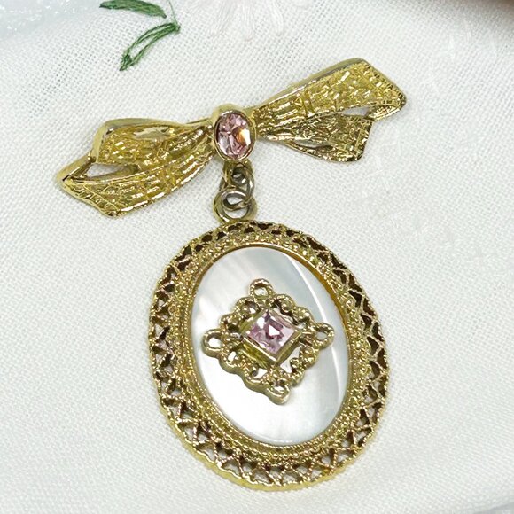 Vintage Gold Tone 1928 Bow Brooch w Mother of Pearl Oval Pendant - Picture 1 of 9